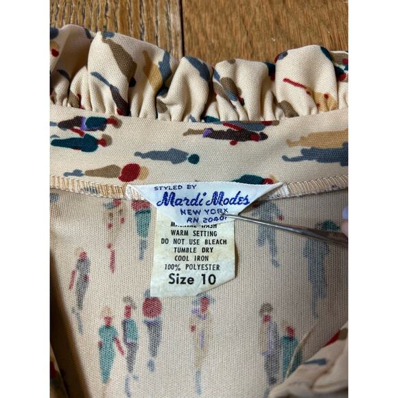 Vintage Mardi Modes NYC Tan Blouse People Strolling Ruffle Neck + Tie Sz 10 - Picture 2 of 7